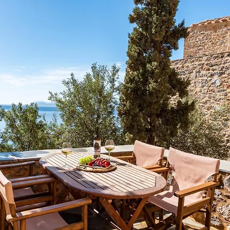 Kyklamino Castlehouse *