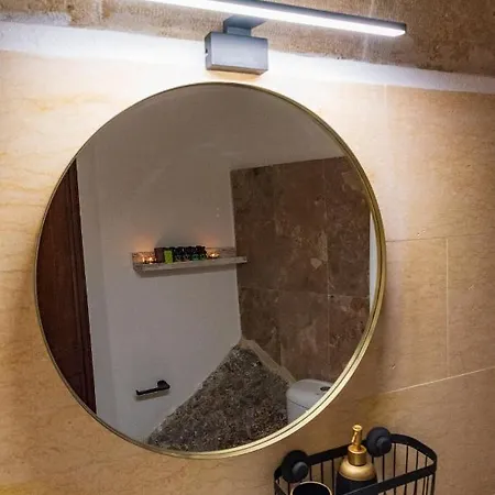 Kyklamino Castlehouse 모넴바시아