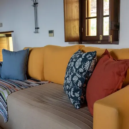 Kyklamino Castlehouse * 모넴바시아