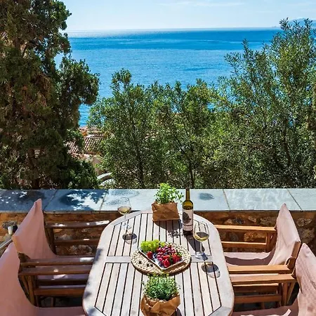 펜션 Kyklamino Castlehouse *