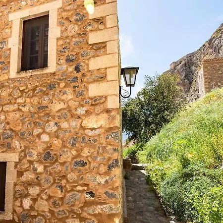 Kyklamino Castlehouse 모넴바시아